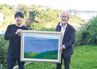 展示作品を手にする上野さん（写真右）と吉井さん