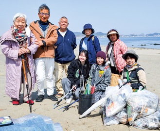 三浦海岸で団体メンバーとごみを拾った長瀬さん（中央下）