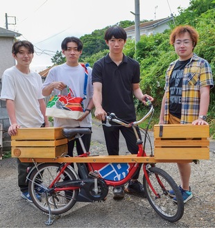 自身らでリノベした自転車を見せる関東学院大学の学生たち