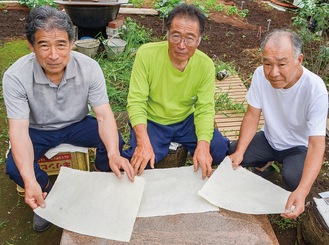 完成品を手にする(左から)小杉さん、角田さん、矢作区長の大井忠雄さん