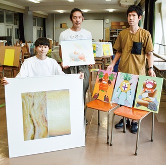 自作を手にする（左から）内田さん、上田さん、松木さん
