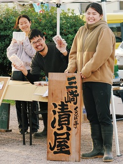 朝市メンバーの（右から）山田きょうだいと三橋琴音さん
