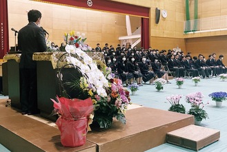 三崎中学校で開かれた卒業式。マスク着用は生徒の意思に委ねられた