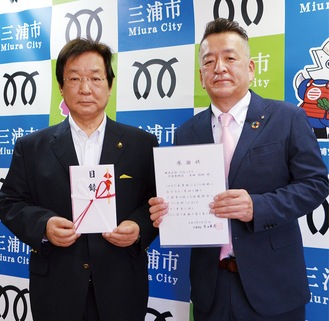 吉田市長（左）から感謝状が贈られた本田代表
