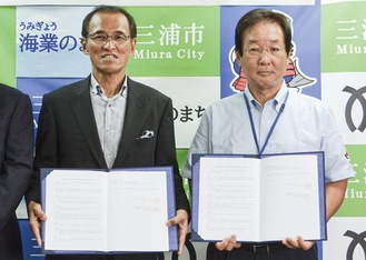 岡田代表理事（左）と吉田市長