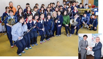 合同練習で集まった生徒と朝本さんら㊧、及川教育長(右)にチケットを手渡す加藤会長㊨