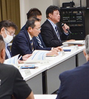 会議で参加者にあいさつする京急三崎タクシーの阿部正浩常務取締役