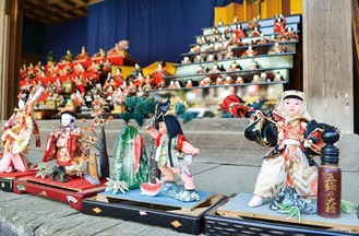 神楽殿に飾られているひな人形