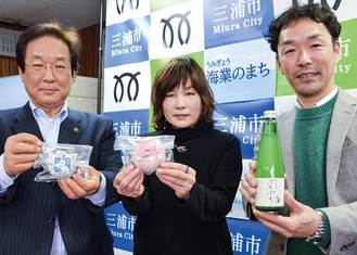 商品を手にする(左から)吉田市長、安田さん、林原さん