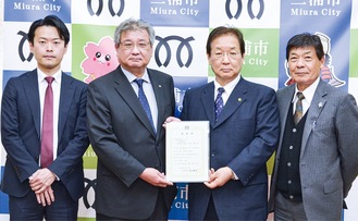 報告会に出席した（左から）木戸さん、感謝状を持つ佐藤さんと吉田市長、加藤さん