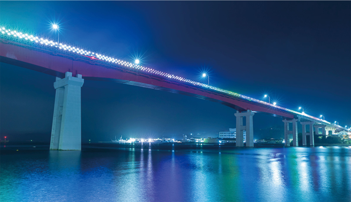 三浦ＪＣによってライトアップされた城ヶ島大橋