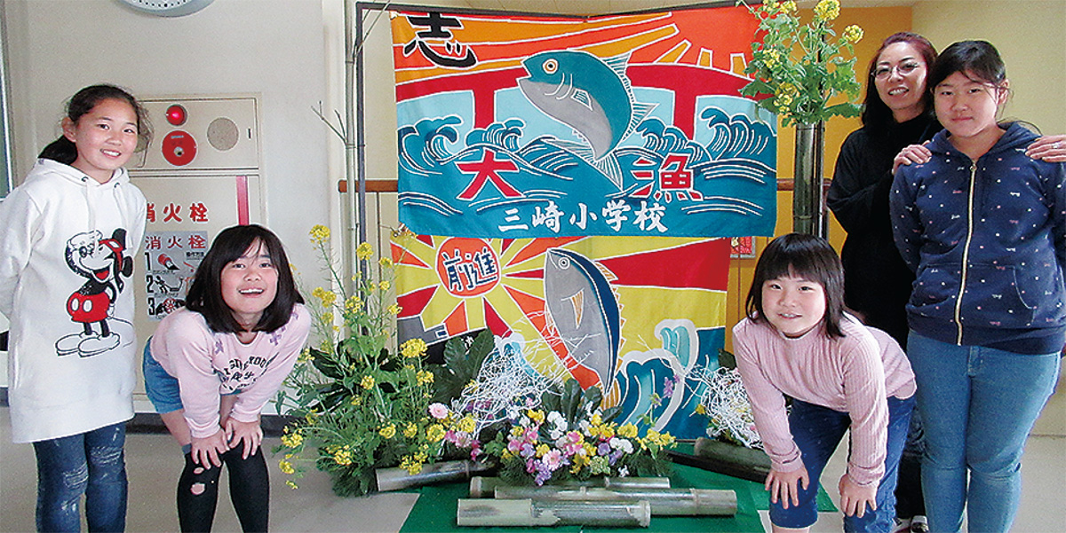 生け花で門出祝福 (写真2)