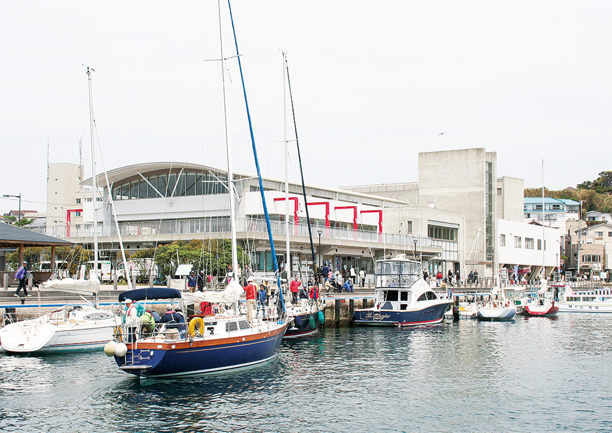 出発のセレモニーが行われる三崎港うらり