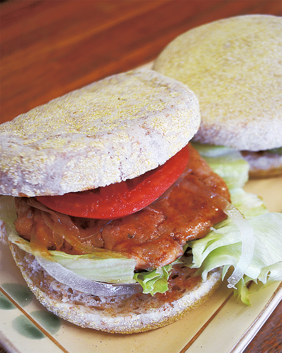 まるで肉？まぐろバーガー (写真1)