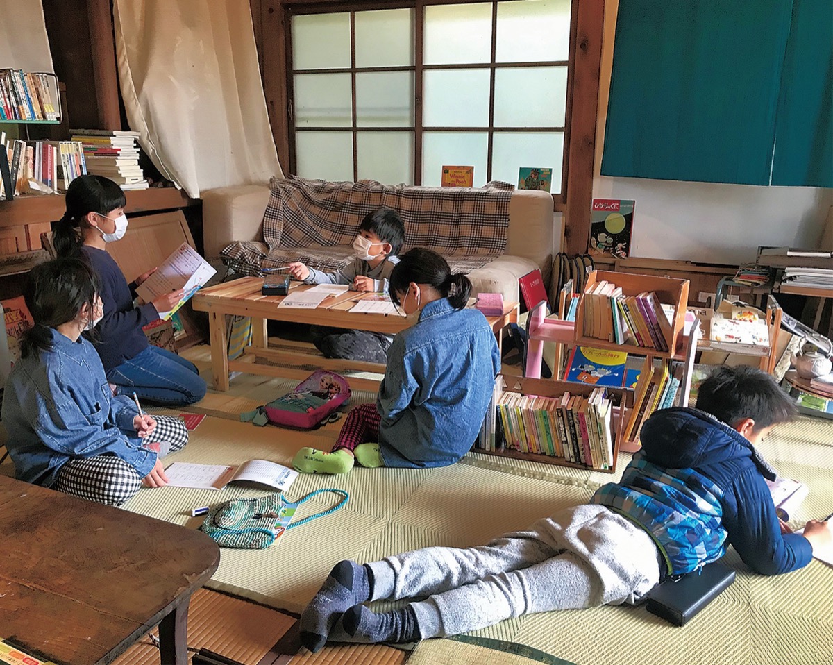 寺子屋空紙堂で思い思いに過ごす子どもたち
