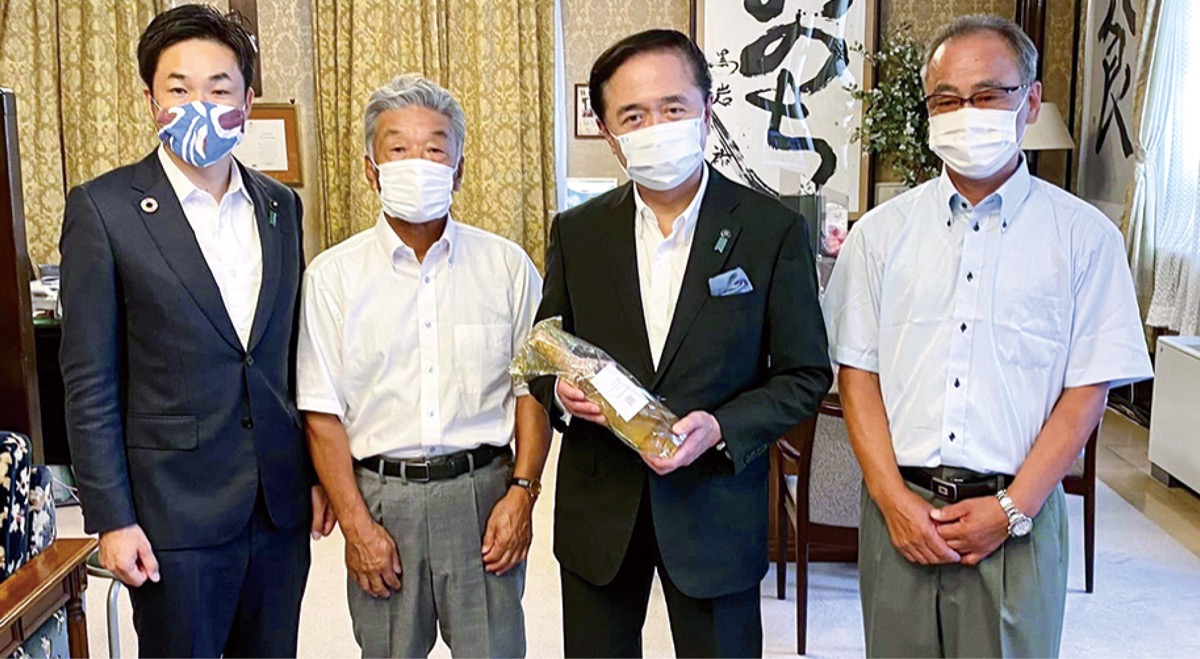 地元の皆さんとワインを持って黒岩知事を訪問