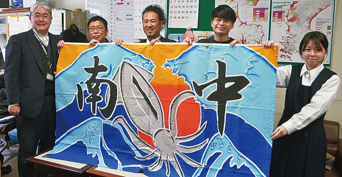 大漁旗で中学生にエール