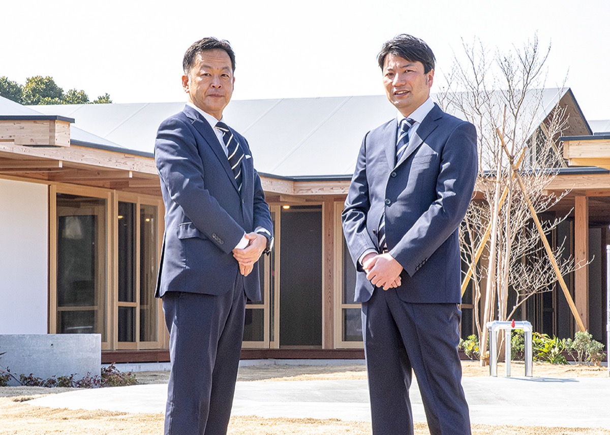 「ぎんなん幼稚園」綴喜誠淳園長(右)と新園舎を施工した「大神」岩崎次郎社長