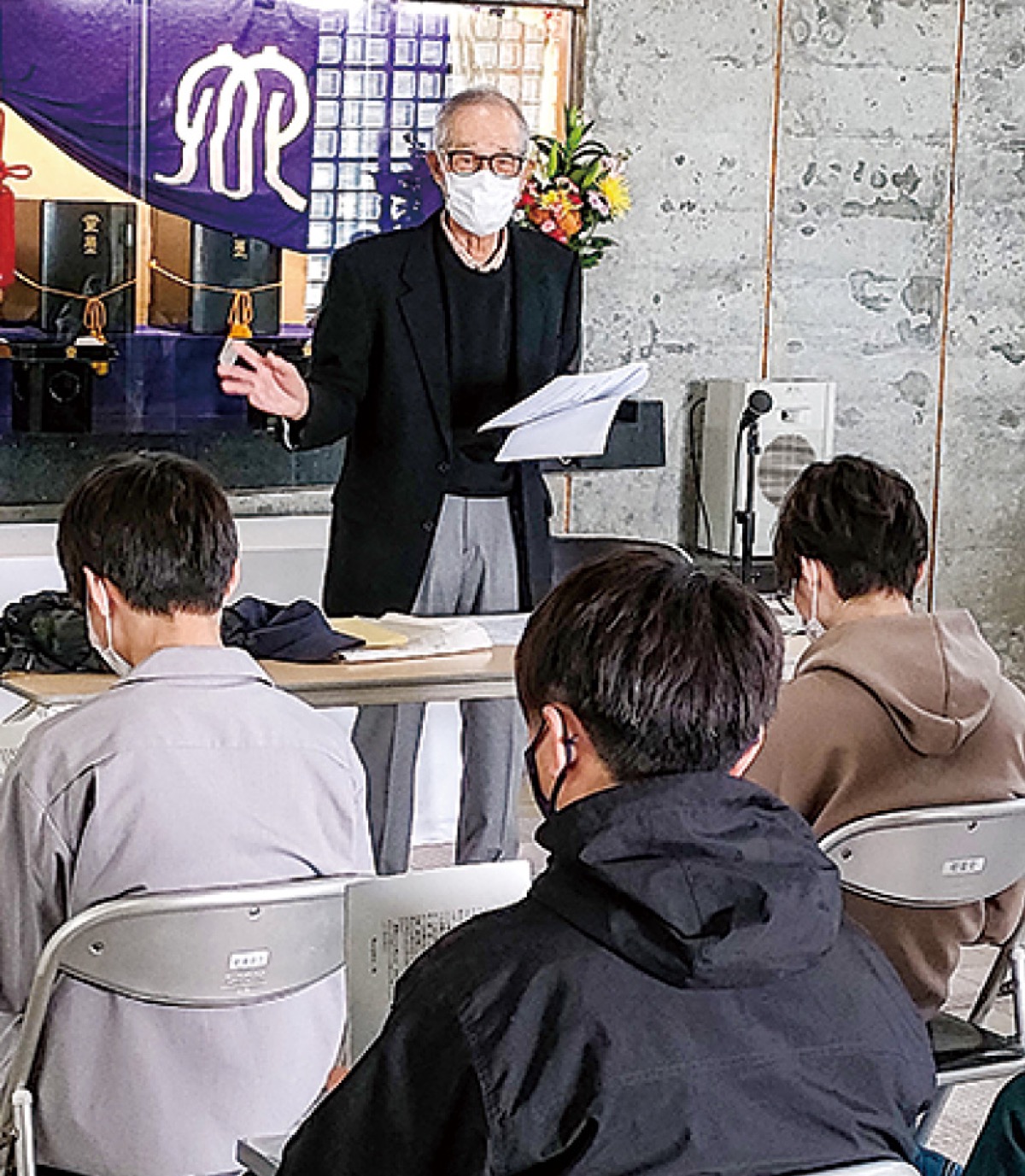 学生が慰霊堂視察