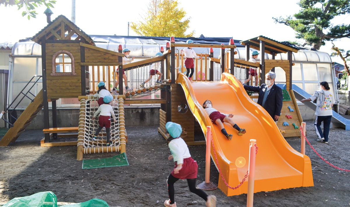 新遊具に喜ぶ子ども