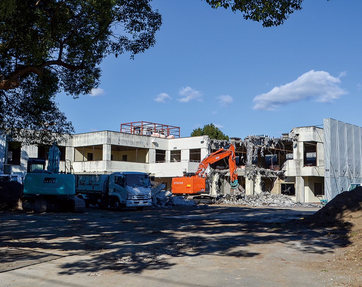 子育て賃貸住宅等整備事業による解体工事が着々と進む旧南下浦市民センター跡地(2022年12月15日撮影)