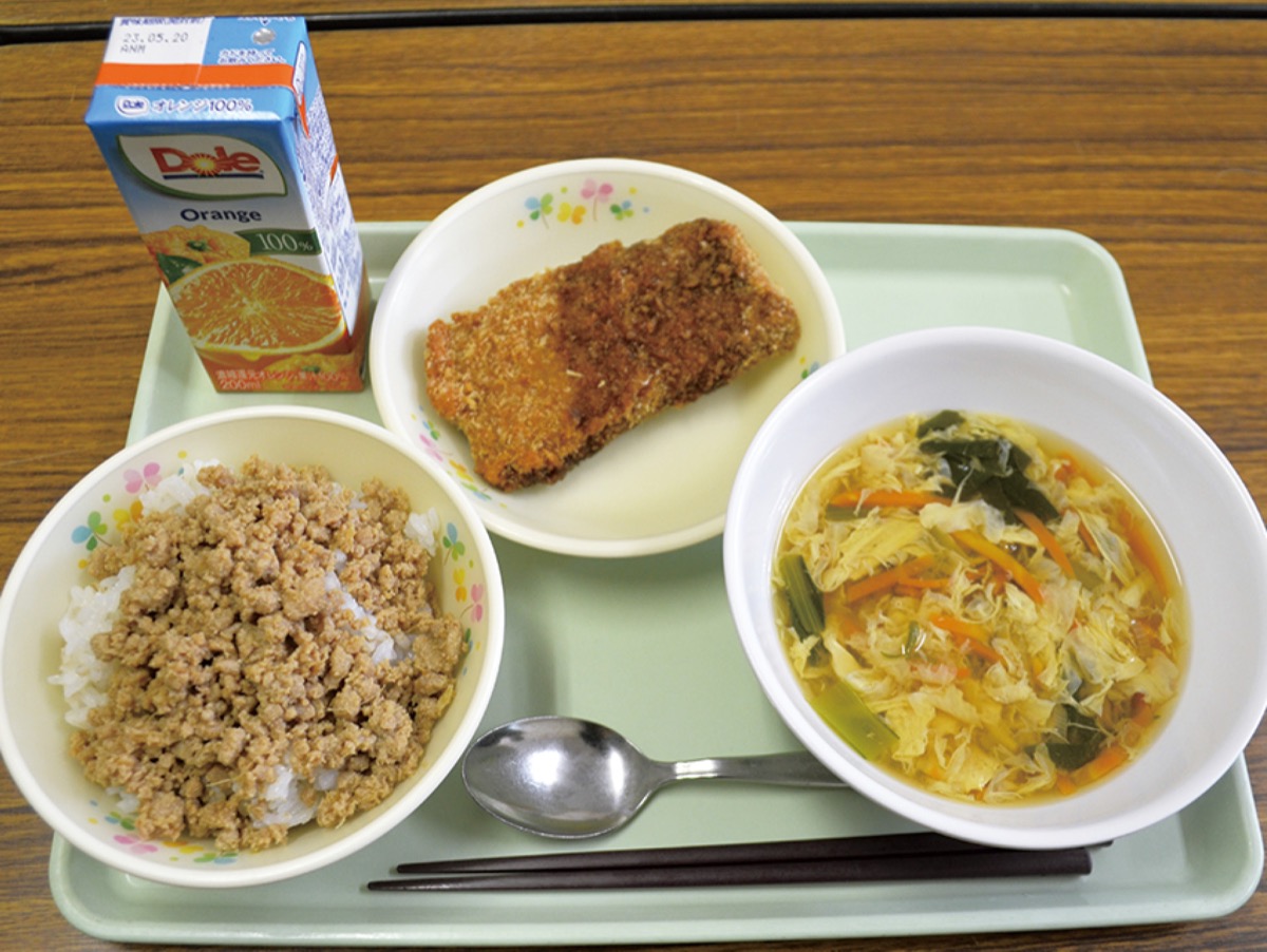 リッチな給食に舌鼓