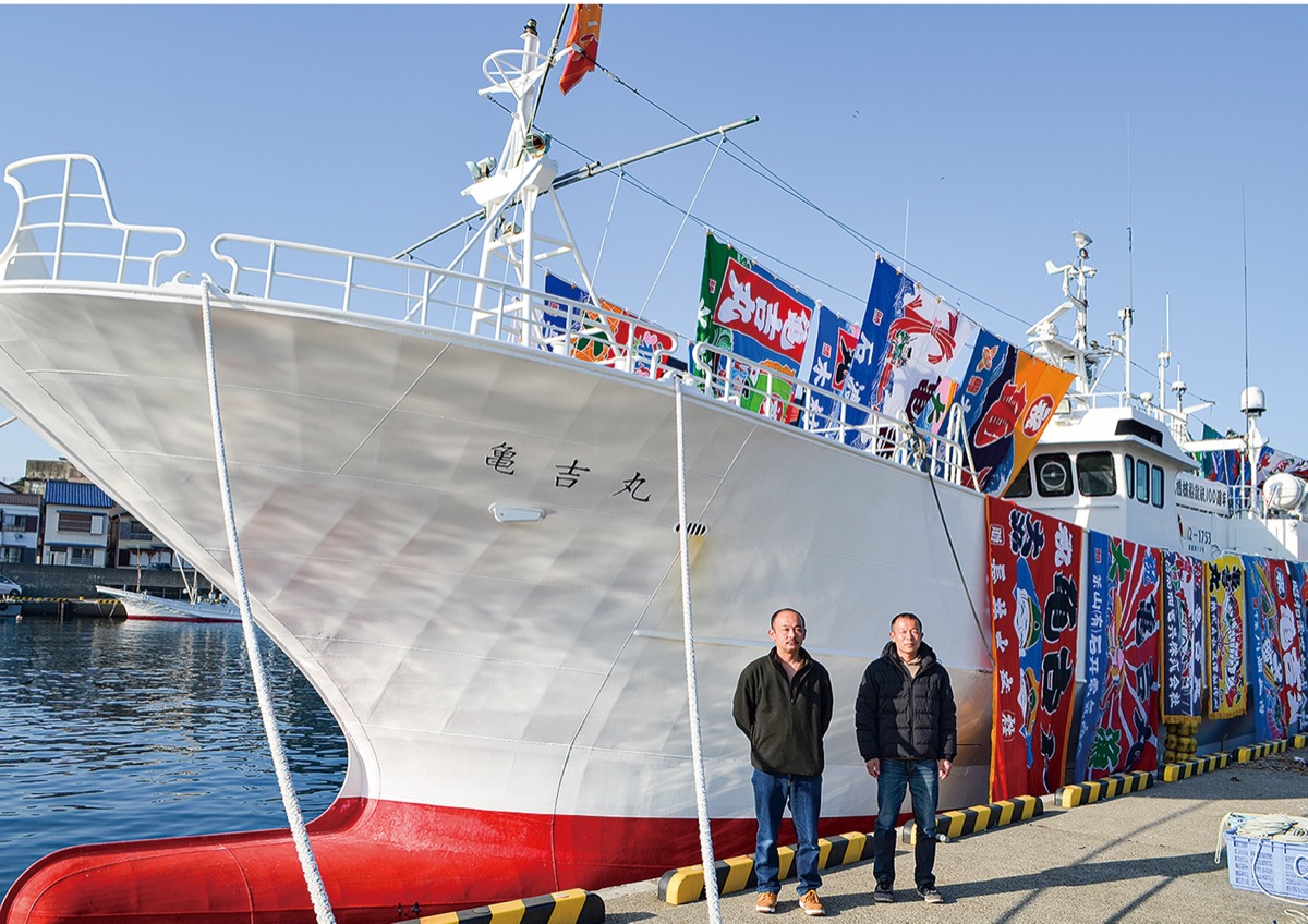 金目船にカラフル大漁旗