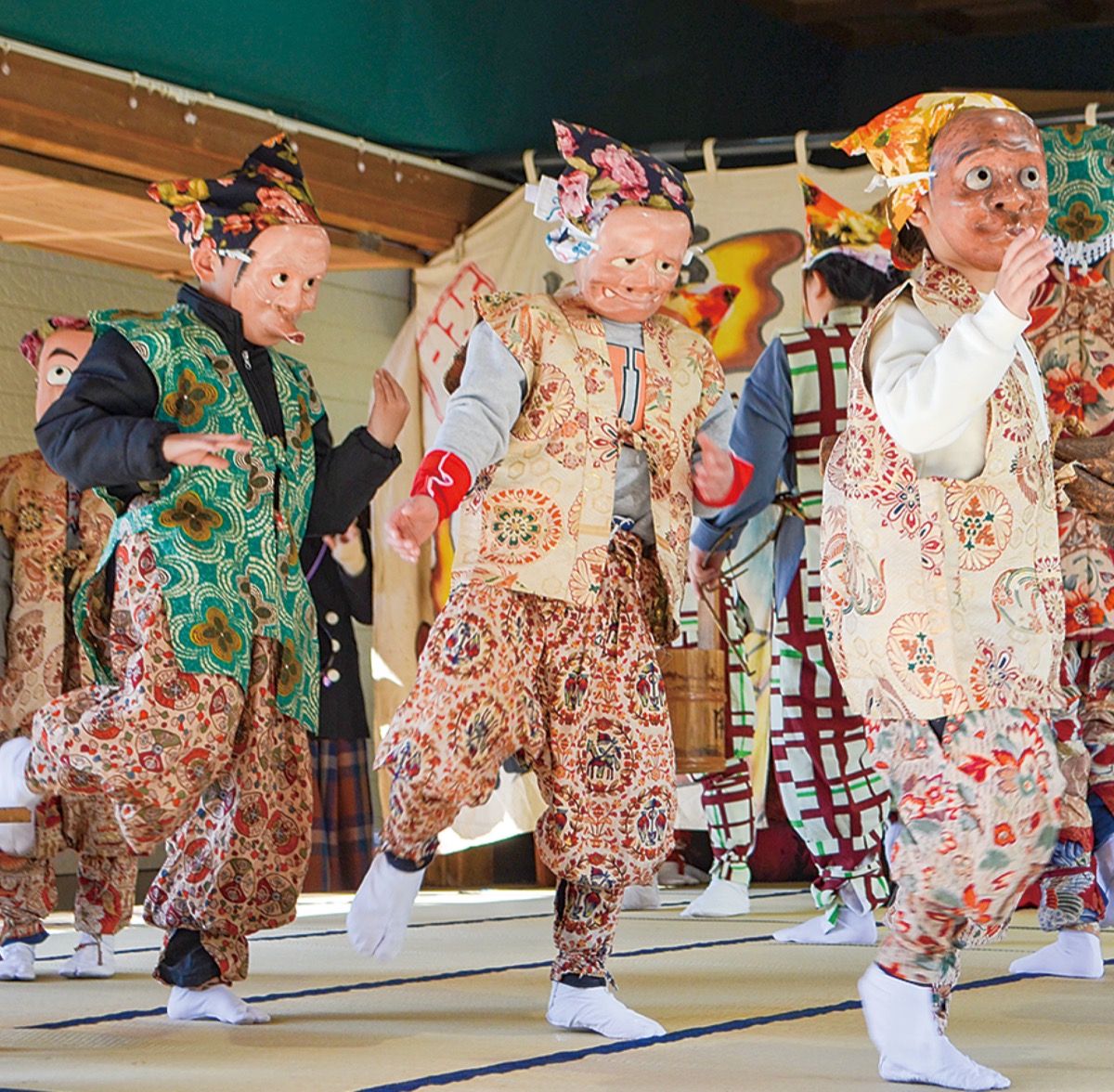 郷土の舞に笑顔と拍手