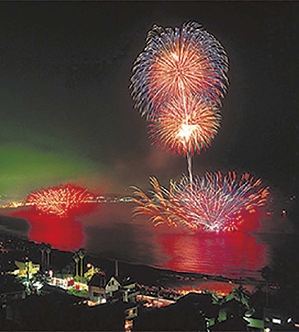 三浦海岸で花火４年ぶりにドン (写真1)