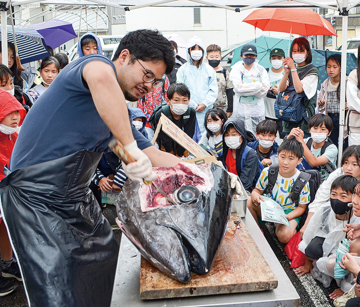 マグロ解体に歓声
