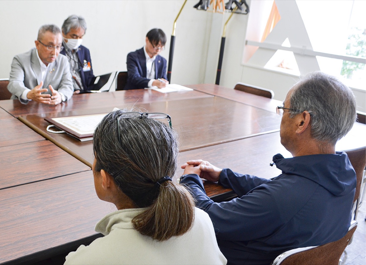 市教委に感謝状返還