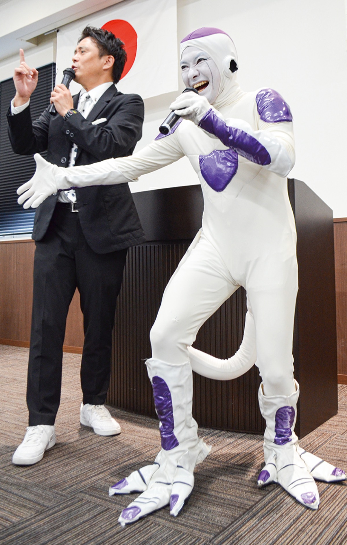 「宇宙の帝王ですよ」と言い放ち、出席者の心を掴むフリーザ役の山本さん（右）と相方の鮫島さん