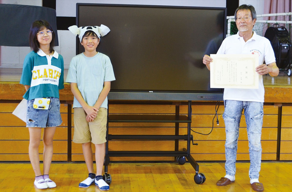 電子黒板名向小に寄贈