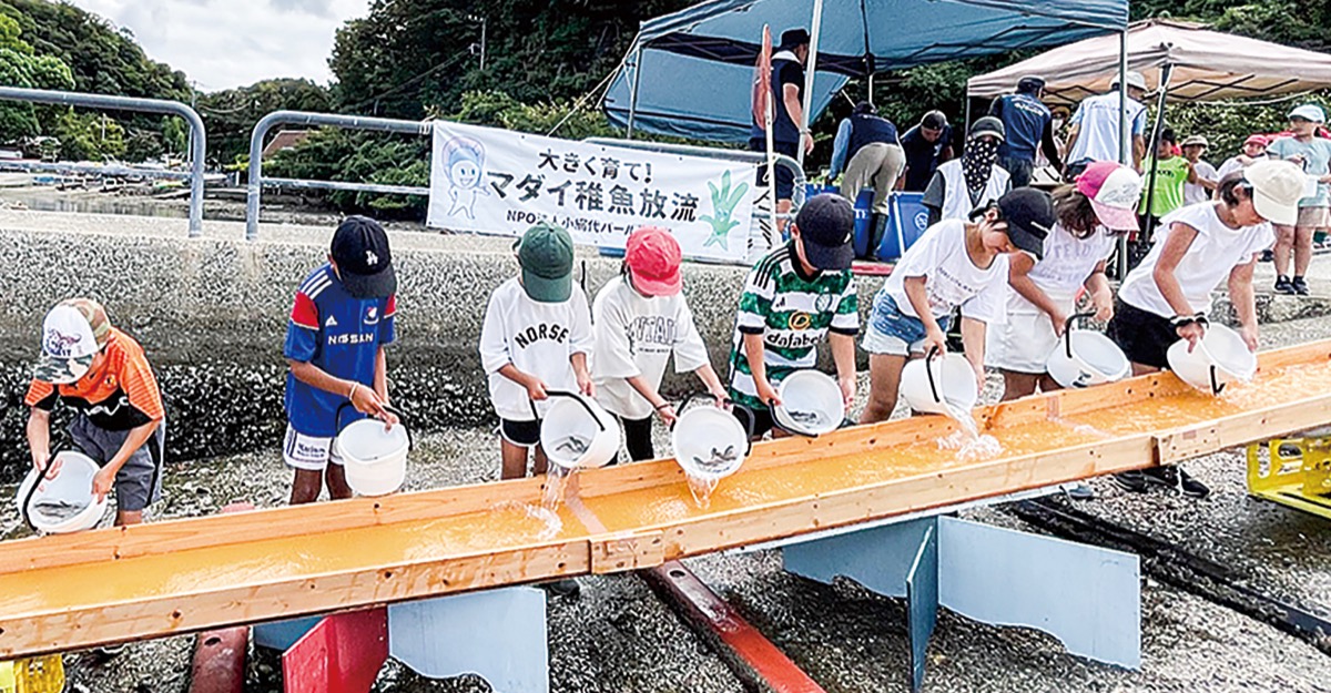 名向・南下浦小児童が稚魚放流