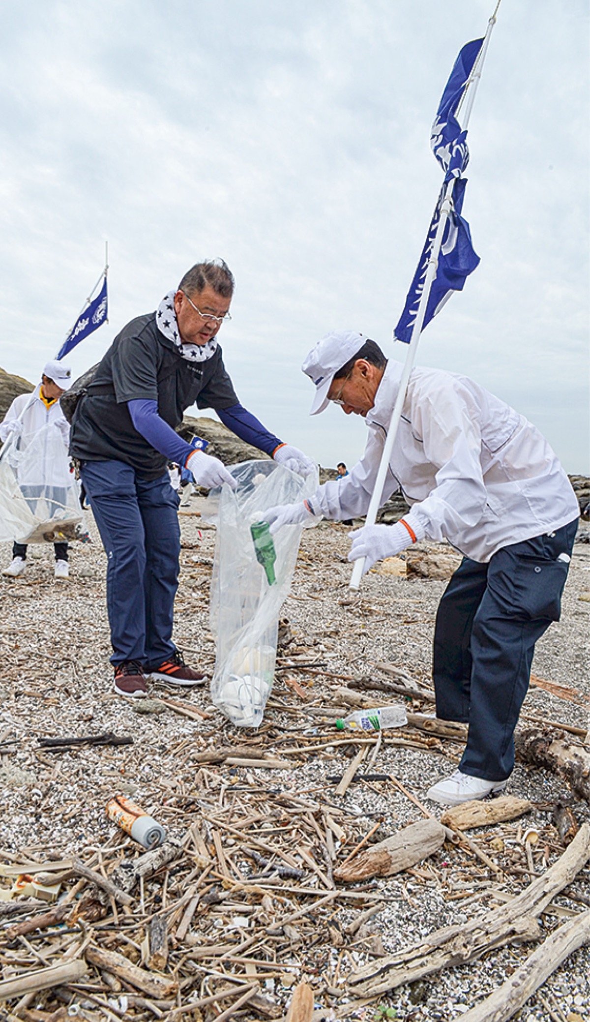 「馬の背洞門」付近で漂着ごみを拾う参加者