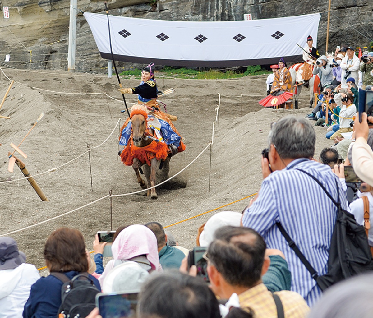 騎馬武者の妙技に拍手