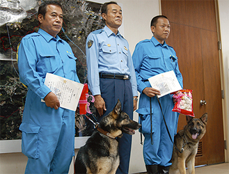 「お手柄だワン」 葉山署が警察犬２匹を表彰