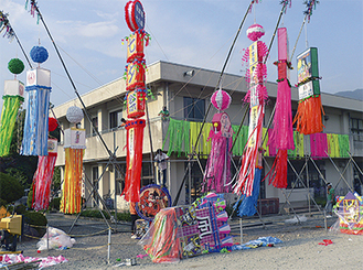仮設住宅が並ぶ竹駒小学校（陸前高田市）のグラウンドに「湘南ひらつか七夕まつり」で使われた七夕飾りを設置するＪＣメンバー