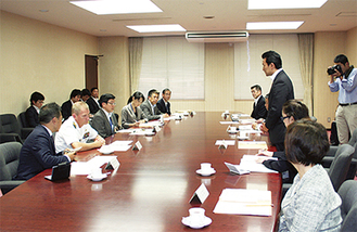逗子市、米軍、国の代表者が庁議室で会談