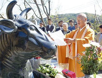 葉山牛をモチーフにした慰霊碑に祈りを捧げる参加者