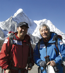 父、三浦雄一郎さん（右）と。これまで親子で２度、エベレスト登頂に挑戦。今年５月には雄一郎さんが80歳、世界最高齢での登頂をかけ、三度、頂きを目指す