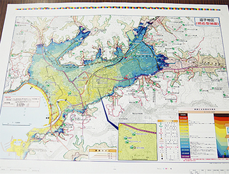 県の津波浸水予測図をもとに新たに改訂したハザードマップ（原版）。黄や青など色のついている部分が浸水域を示す。従来のものと比べて住宅地への浸水予測が大幅に広がっていることがわかる