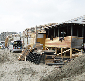海の家の建設が進められている逗子海岸。今年はライブハウスなどを含む約40の海の家が建つ