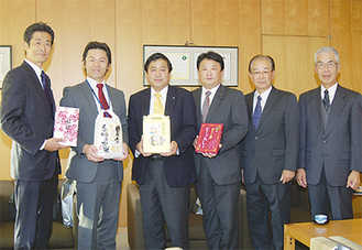 山梨町長（左から２番目）を訪問した小坂会長（同３番目）ら