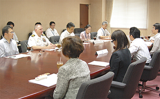 協議には代表者として平井市長、丸井局長、デイビッド司令官が参加
