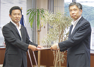 南関東防衛局の丸井局長（右）から通知書を受け取る平井市長