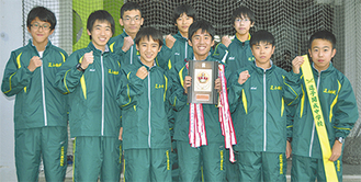 県大会で４位に入賞し、関東大会への出場権を獲得した駅伝チームのメンバーら