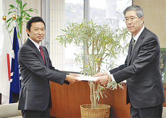 最終報告書を平井市長に手渡す検討会の和田修芳座長（右）