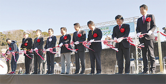 式典でテープカットする平井市長（左から4番目）ら