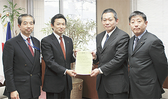 平井市長にメッセージを手渡す高橋康会長（右から２番目）